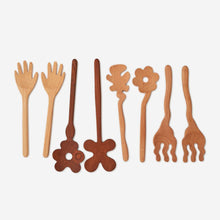 Serving Friends - Large Flowers